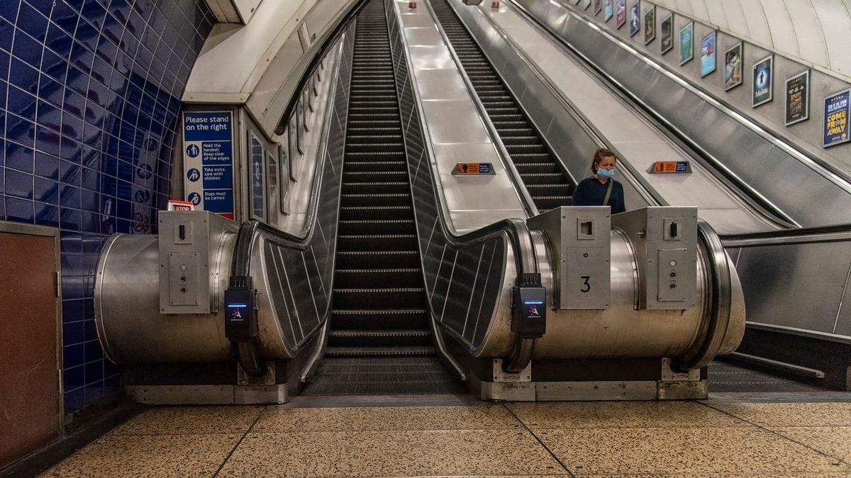 Cestující v londýnském metru se kvůli nákaze bojí držet madel a padají z eskalátorů